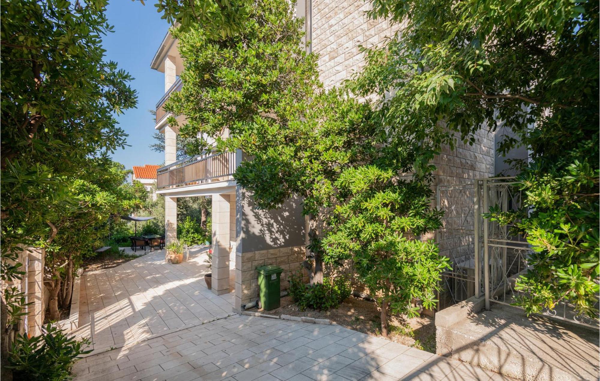 Apartman Awesome In With Wifi Makarska